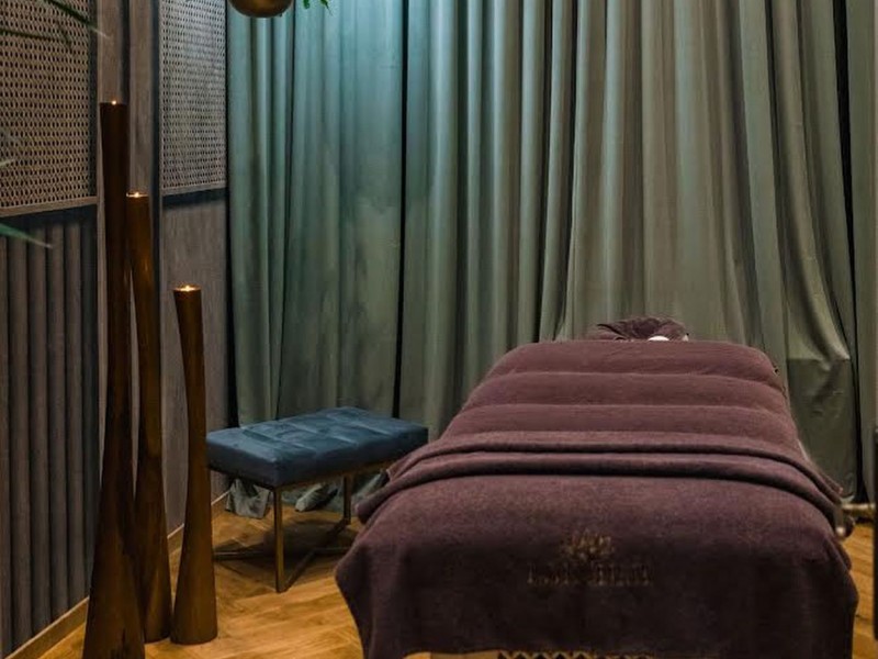 Tuns si barbierit intr-o locatie de lux si masaj de relaxare premium
