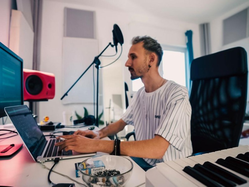 Live the experience of a music artist in a top record label
