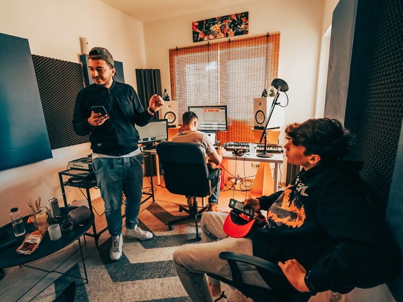 Live the experience of a music artist in a top record label