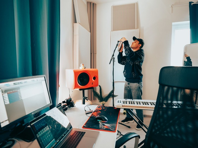 Live the experience of a music artist in a top record label