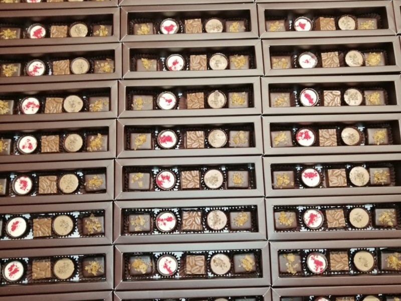 Creeaza-ti propriile praline de ciocolata - atelier pentru adulti si copii