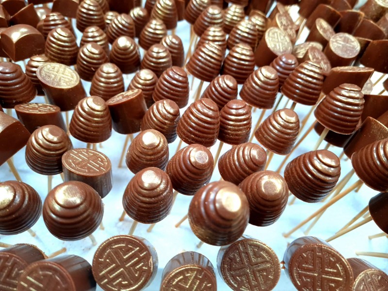 Creeaza-ti propriile praline de ciocolata - atelier pentru adulti si copii