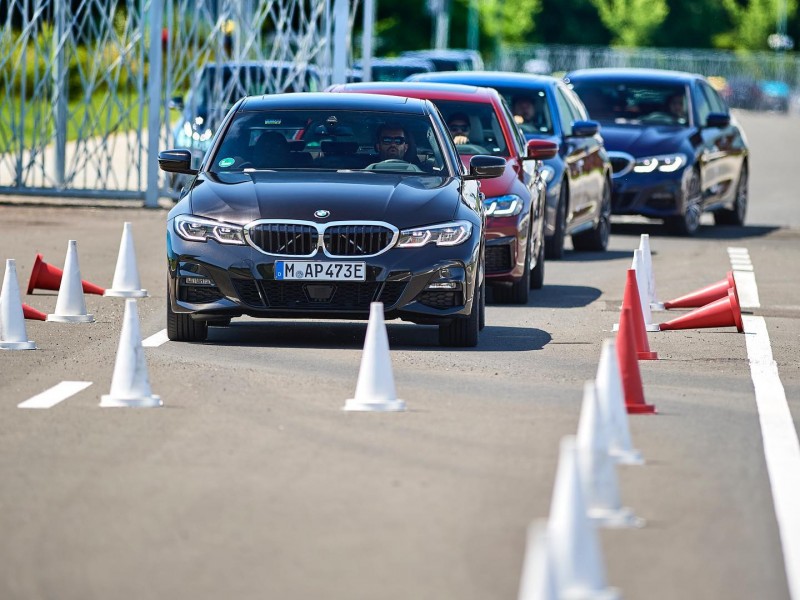 Simte super adrenalina pe circuit cu un BMW alaturi de profesionisti