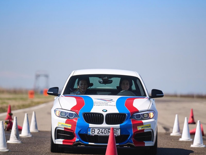 Simte super adrenalina pe circuit cu un BMW alaturi de profesionisti