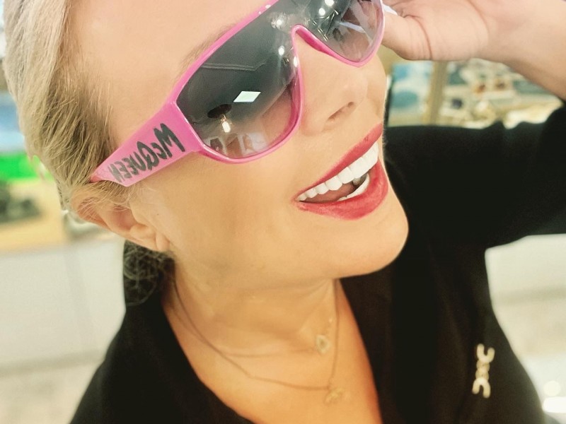Be a star at a shopping session in the mall with Dana Savuica