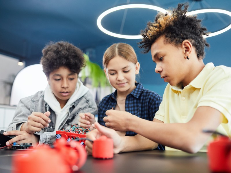 Build, program and play with robots - Lego Boost Robotics