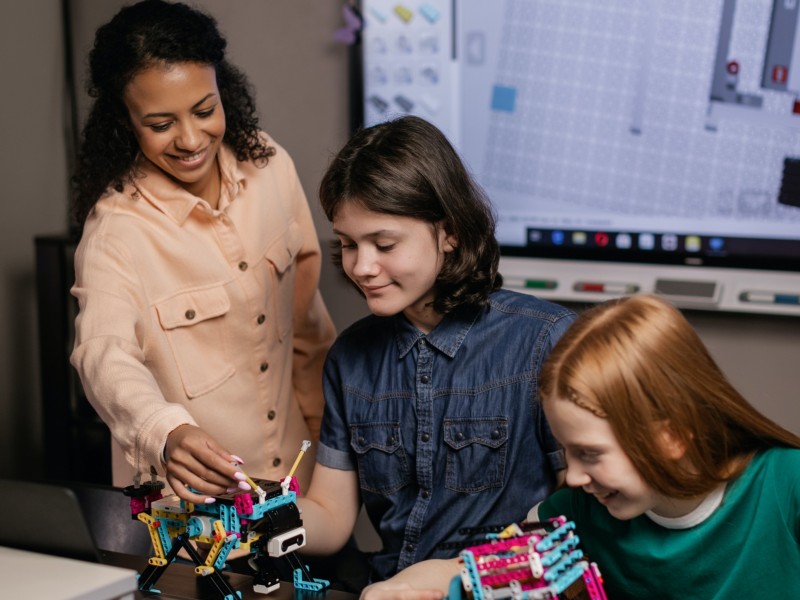 Build, program and play with robots - Lego Boost Robotics