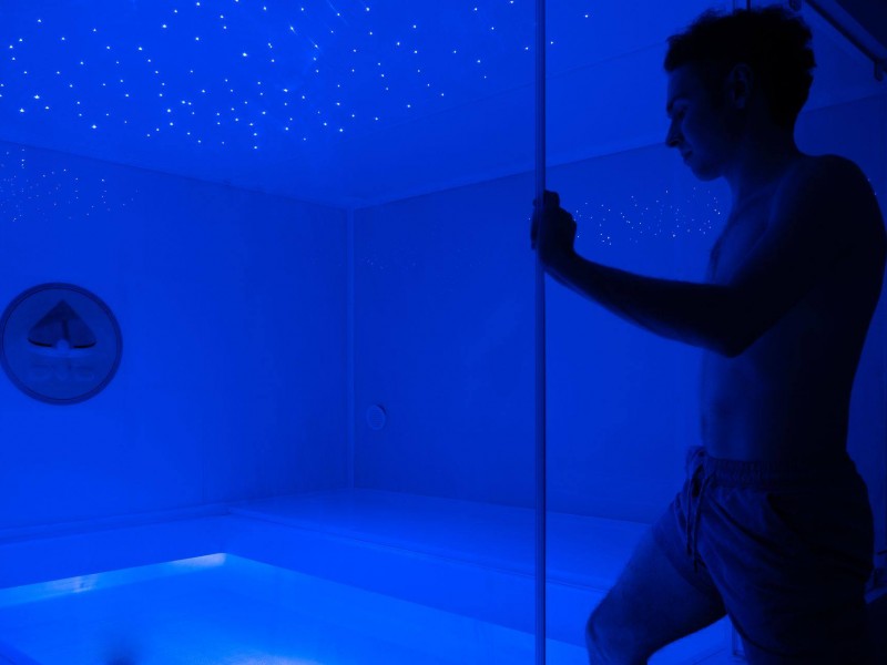 Complete relaxation in Epsom salt flotation therapy and massage
