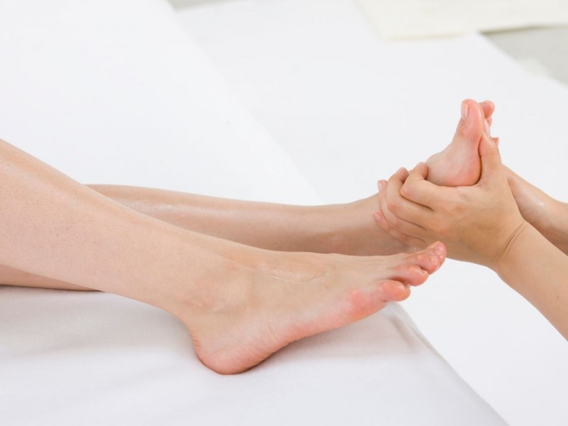 Complete relaxation in Epsom salt flotation therapy and massage