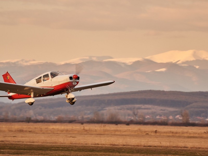 Zboara cu un avion ultrausor si admira Dunarea si Drobeta