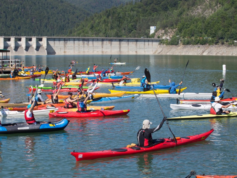 Vasleste pe Lacul Bicaz intr-o tura de caiac sau canoe