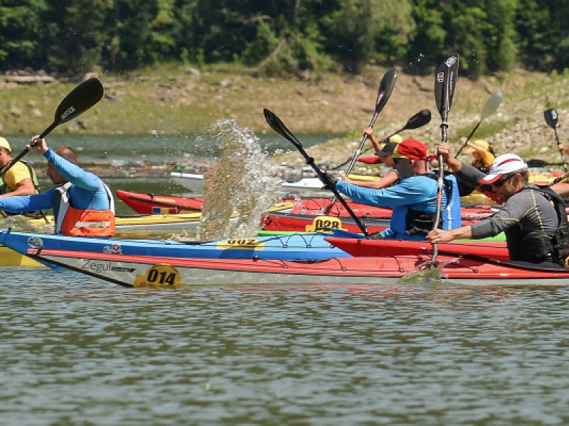 Vasleste pe Lacul Bicaz intr-o tura de caiac sau canoe