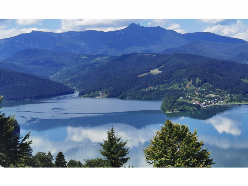 Vasleste pe Lacul Bicaz intr-o tura de caiac sau canoe