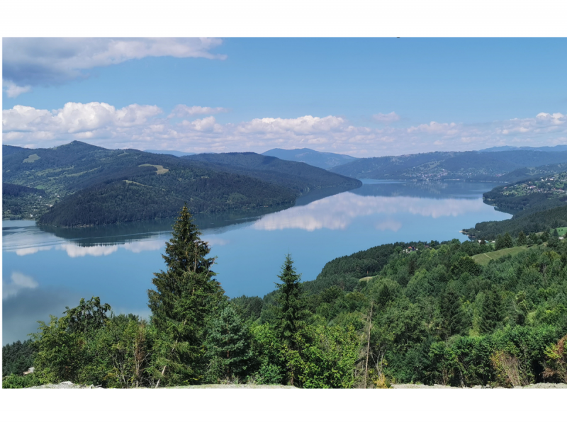 Vasleste pe Lacul Bicaz intr-o tura de caiac sau canoe