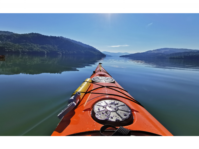 Vasleste pe Lacul Bicaz intr-o tura de caiac sau canoe