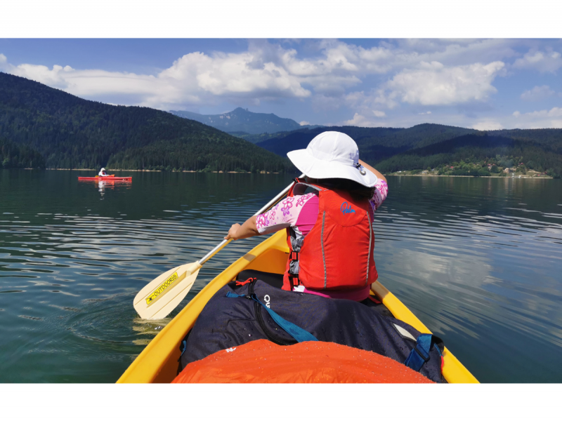 Vasleste pe Lacul Bicaz intr-o tura de caiac sau canoe