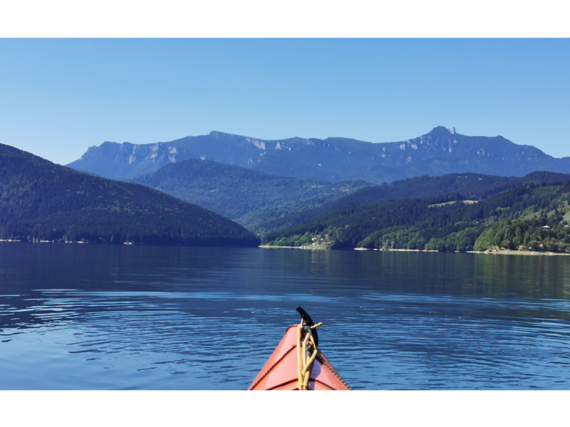 Vasleste pe Lacul Bicaz intr-o tura de caiac sau canoe