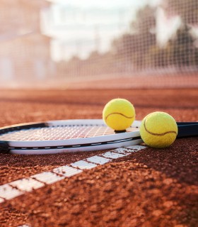 For tennis lovers: racket or cap signed by Victor Hanescu