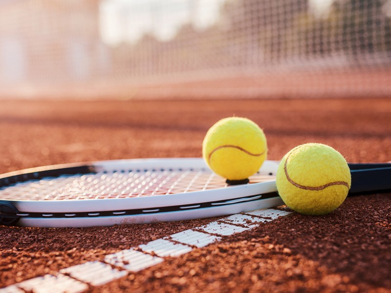 For tennis lovers: racket or cap signed by Victor Hanescu