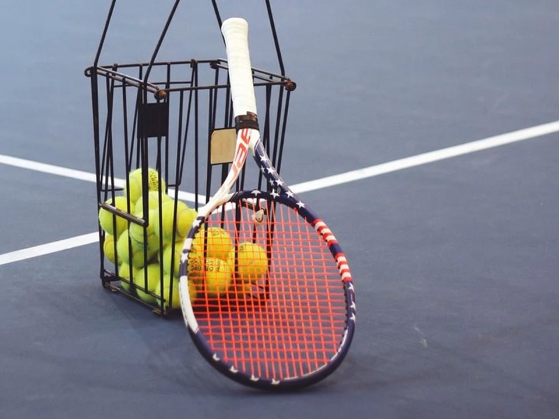 For tennis lovers: racket or cap signed by Victor Hanescu