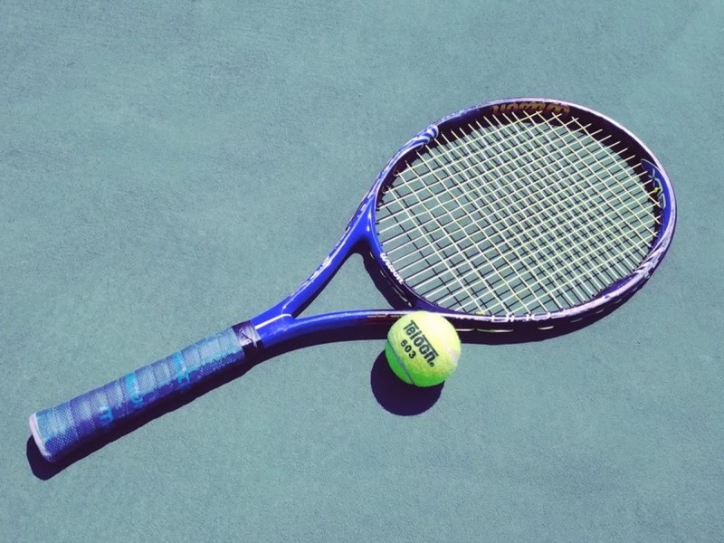 For tennis lovers: racket or cap signed by Victor Hanescu