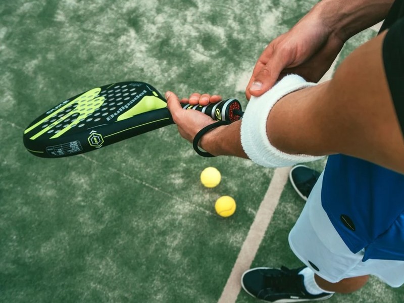For tennis lovers: racket or cap signed by Victor Hanescu
