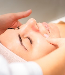Dose of health: Lymphatic drainage massage and detoxification with honey