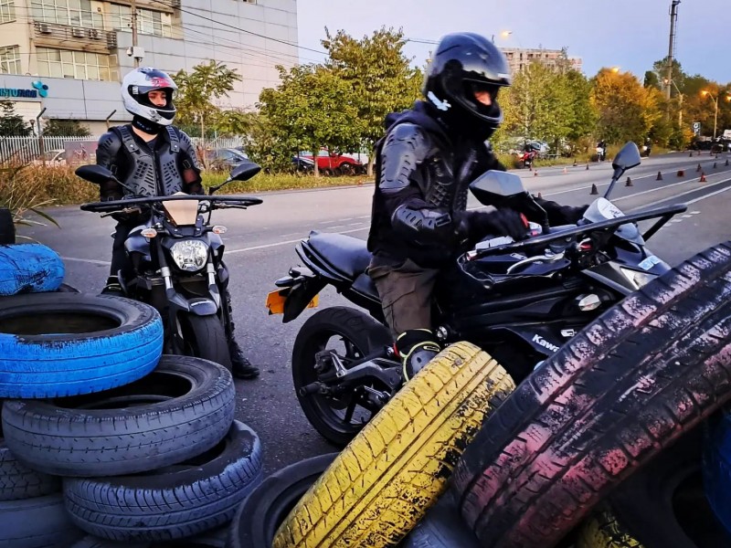 Initiere in motociclism - sedinte moto in poligon sau enduro