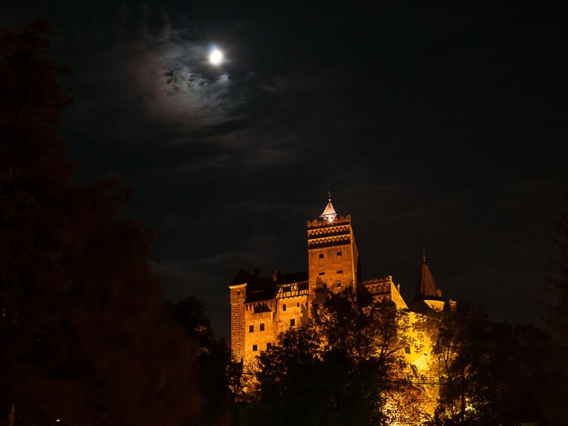 Viziteaza Castelul contelui Dracula intr-un tur de noapte cu ghid