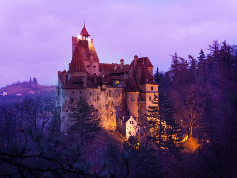 Viziteaza Castelul contelui Dracula intr-un tur de noapte cu ghid