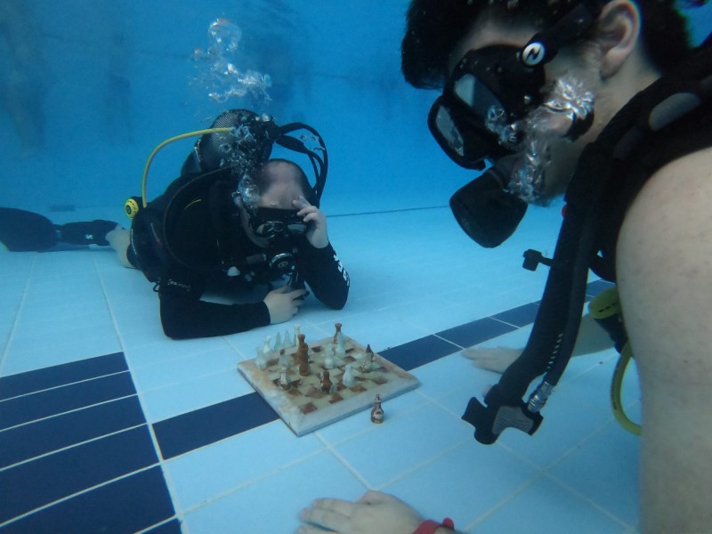 Underwater chess match and diving at the Aquatic Paradise in Brasov