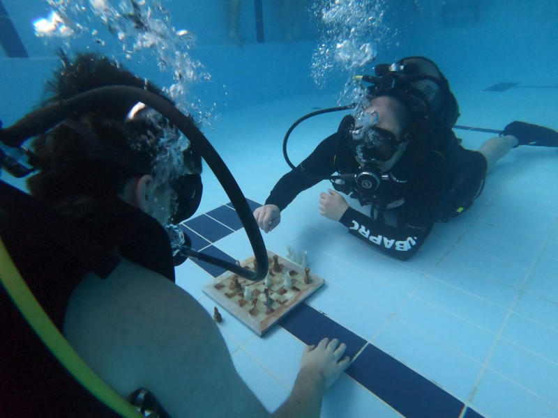 Underwater chess match and diving at the Aquatic Paradise in Brasov