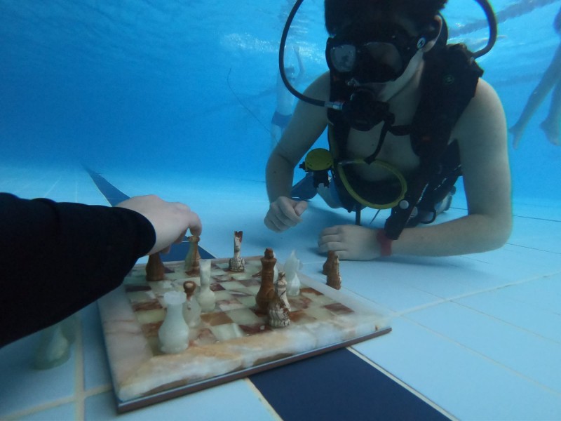 Underwater chess match and diving at the Aquatic Paradise in Brasov