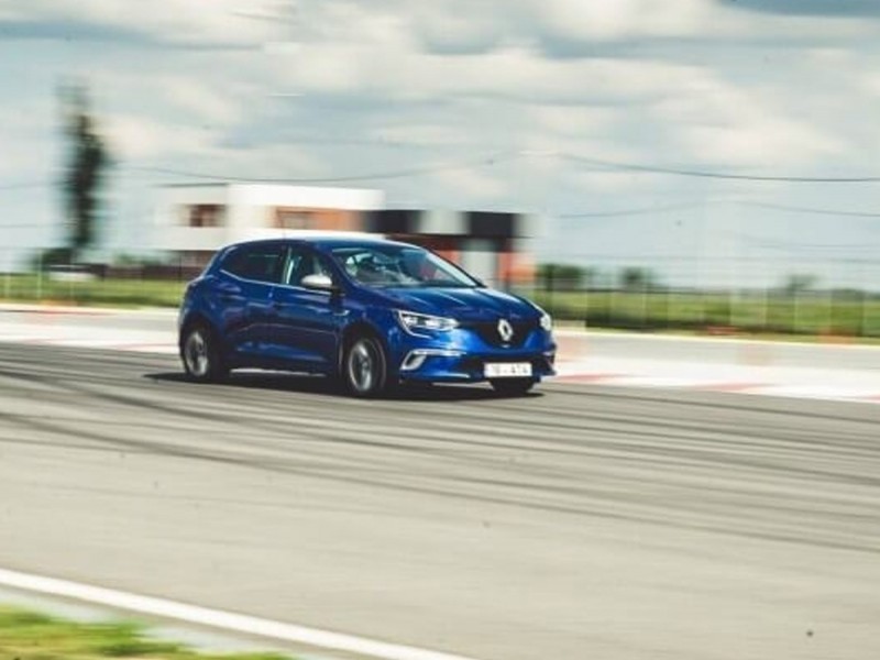 Race your car on the circuit and lap with a speed car