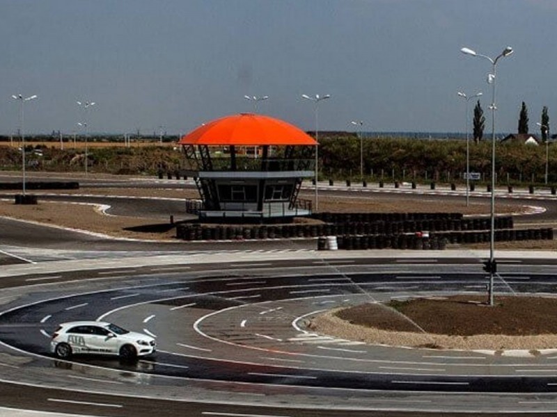 Race your car on the circuit and lap with a speed car