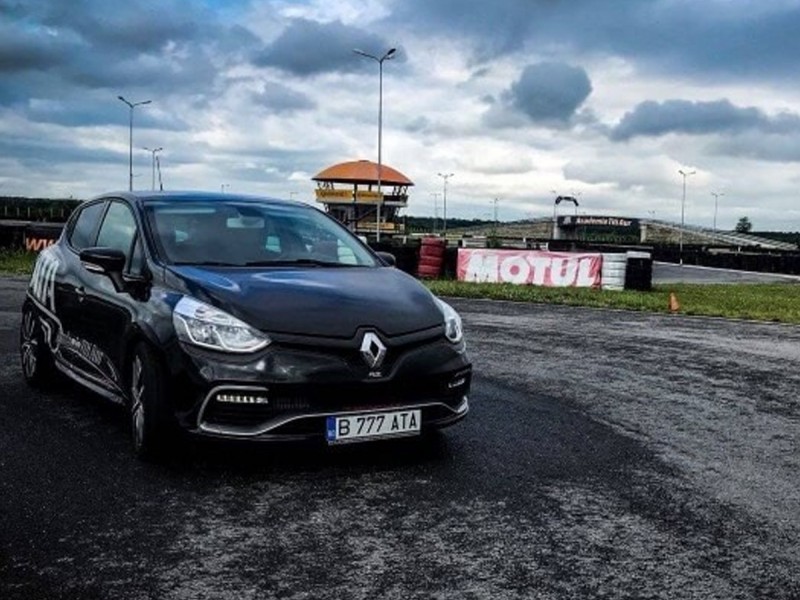 Race your car on the circuit and lap with a speed car