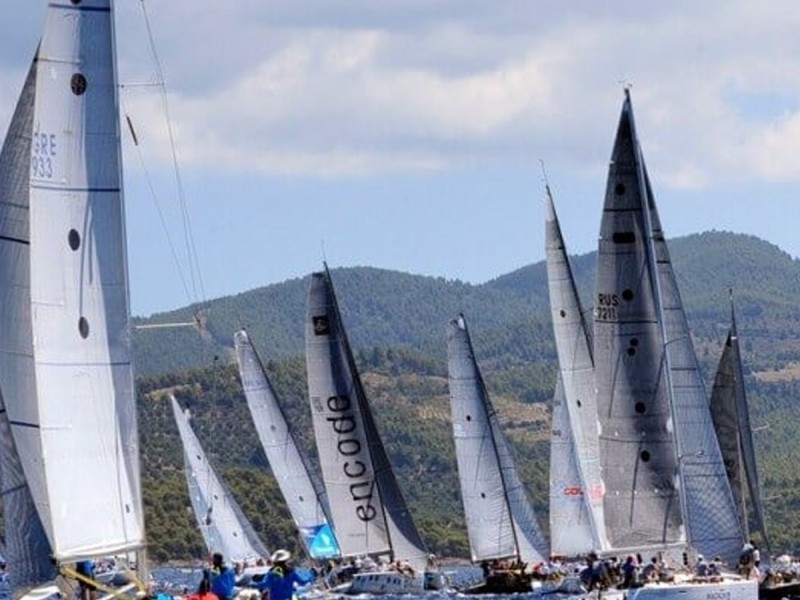 Petrecerea burlacilor sau a burlacitelor la bordul unui yacht
