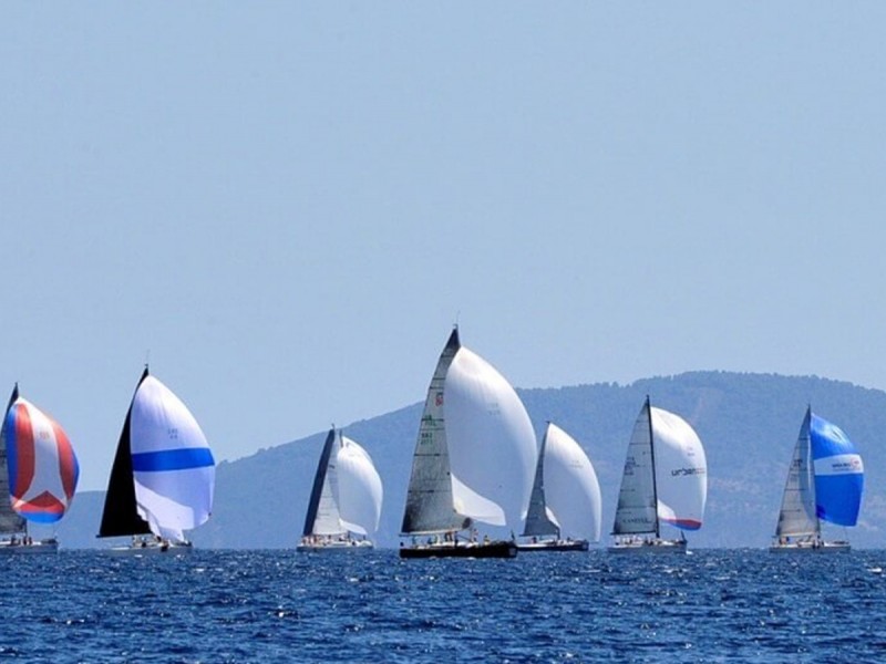 Petrecerea burlacilor sau a burlacitelor la bordul unui yacht