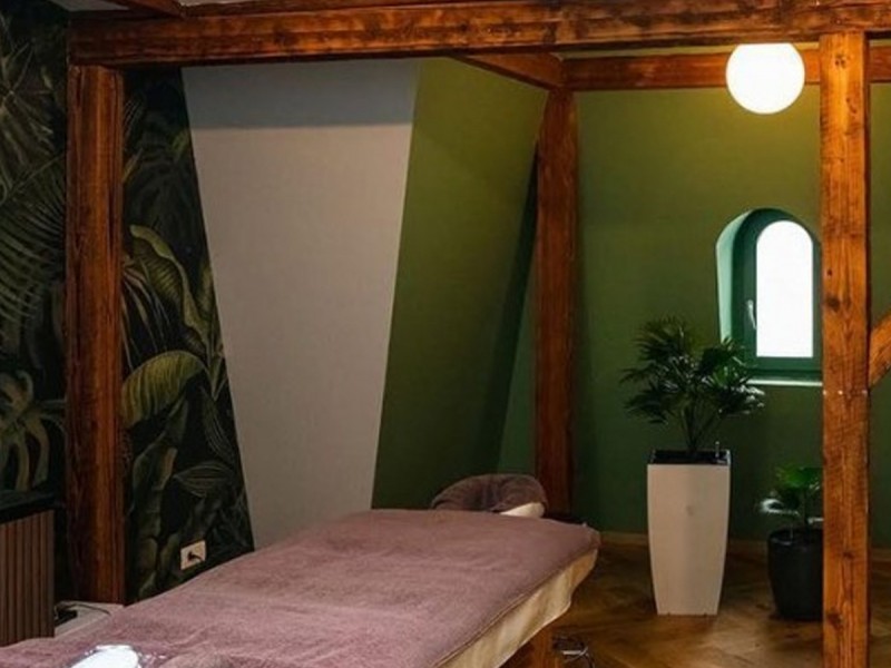 Tuns si barbierit intr-o locatie de lux si masaj de relaxare premium