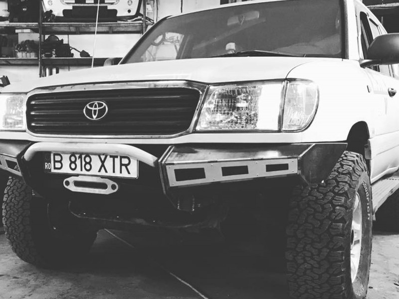 Adrenalina la maxim cu Toyota Landcruiser pe traseu offroad
