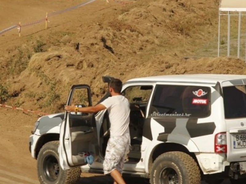 Adrenalina la maxim cu Toyota Landcruiser pe traseu offroad