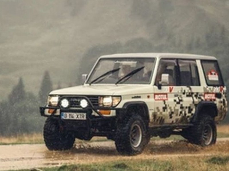 Adrenalina la maxim cu Toyota Landcruiser pe traseu offroad