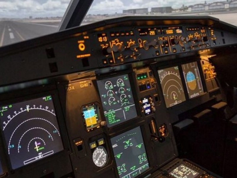 Enjoy a flight experience with an Airbus A320 simulator