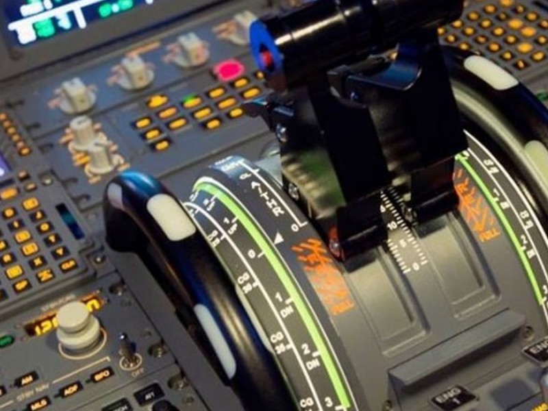 Enjoy a flight experience with an Airbus A320 simulator