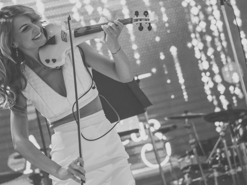 Piano or violin lessons with Andreea Runceanu from Amadeus band