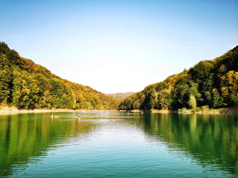 Stand up paddle pe Lacul Paltinu - admira muntii si Valea Doftanei