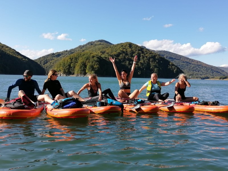 Stand up paddle pe Lacul Paltinu - admira muntii si Valea Doftanei