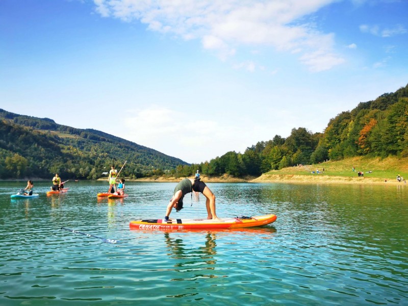 Stand up paddle pe Lacul Paltinu - admira muntii si Valea Doftanei