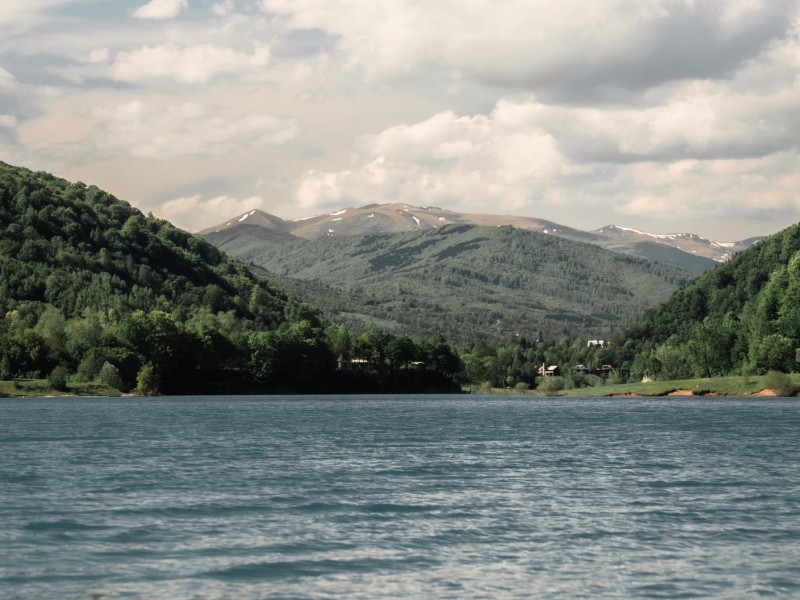 Stand up paddle on Lake Paltinu - admire the mountains and Doftanei Valley