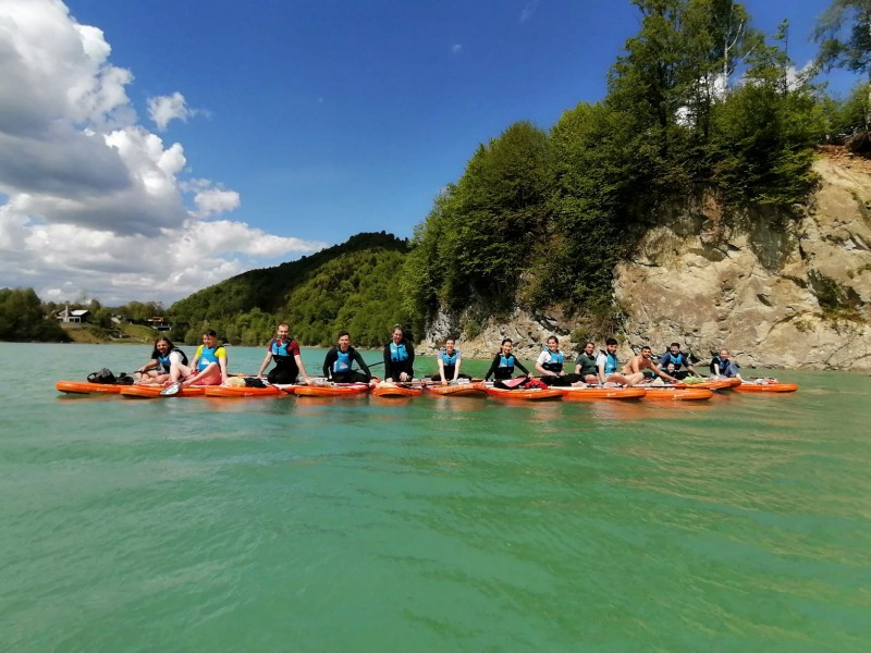 Stand up paddle pe Lacul Paltinu - admira muntii si Valea Doftanei